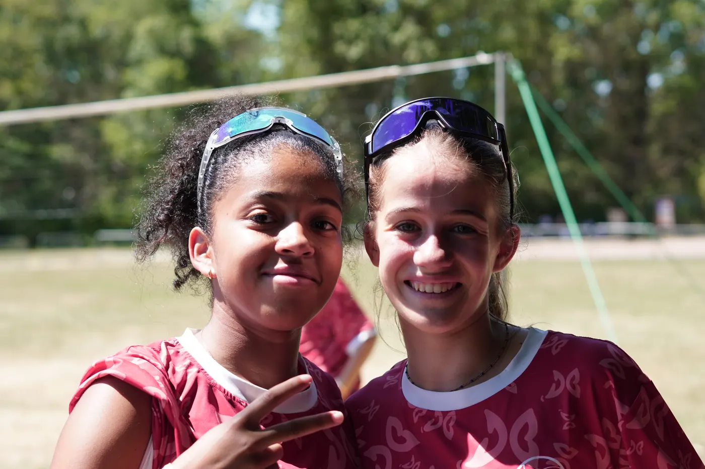 Deux stagiaires souriantes sur le terrain extérieur